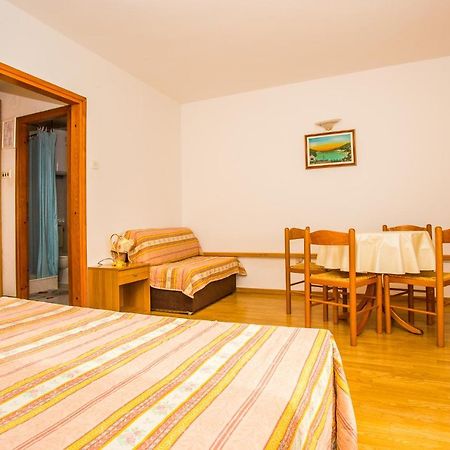 Apartmani Pava Оміш Екстер'єр фото